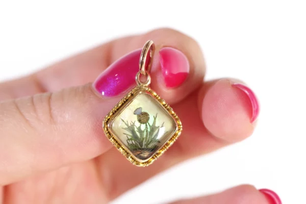 Thistle pendant in gold