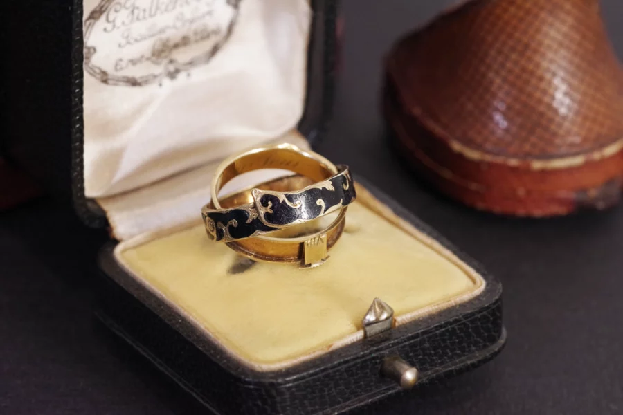 Mourning ring in gold