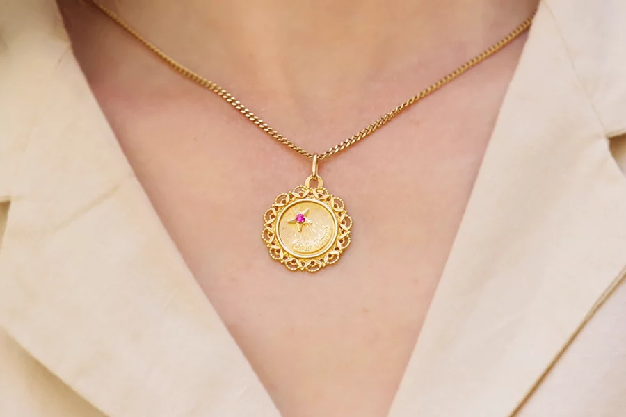 French sentimental pendant in gold