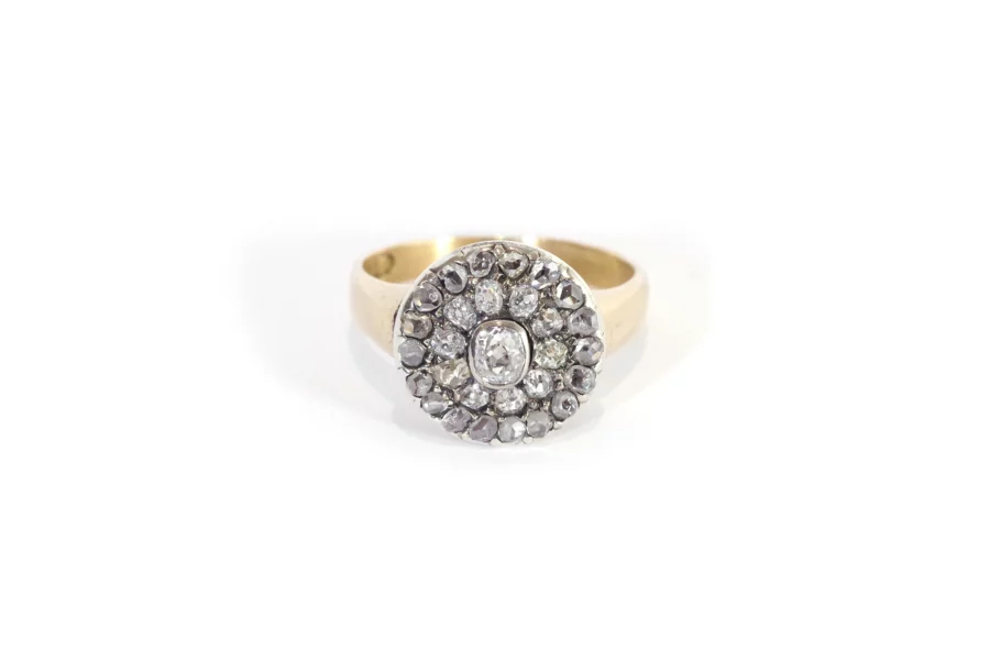 diamond round ring in gold