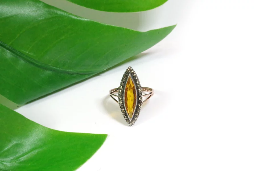 Yellow glass ring in gold