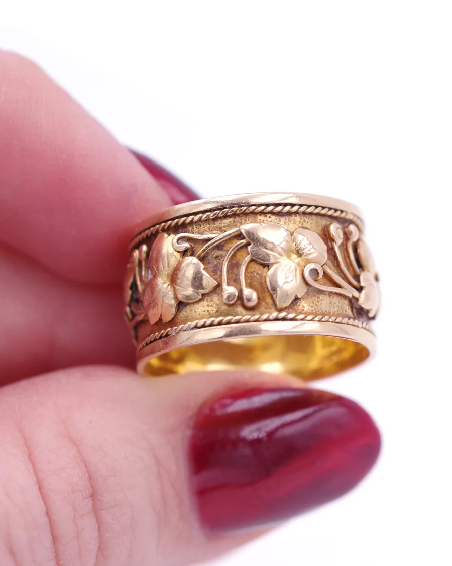 Antique leaves ring in gold