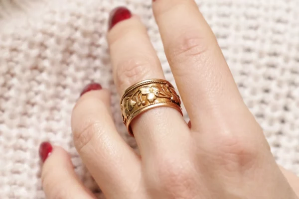 Large band ring in gold